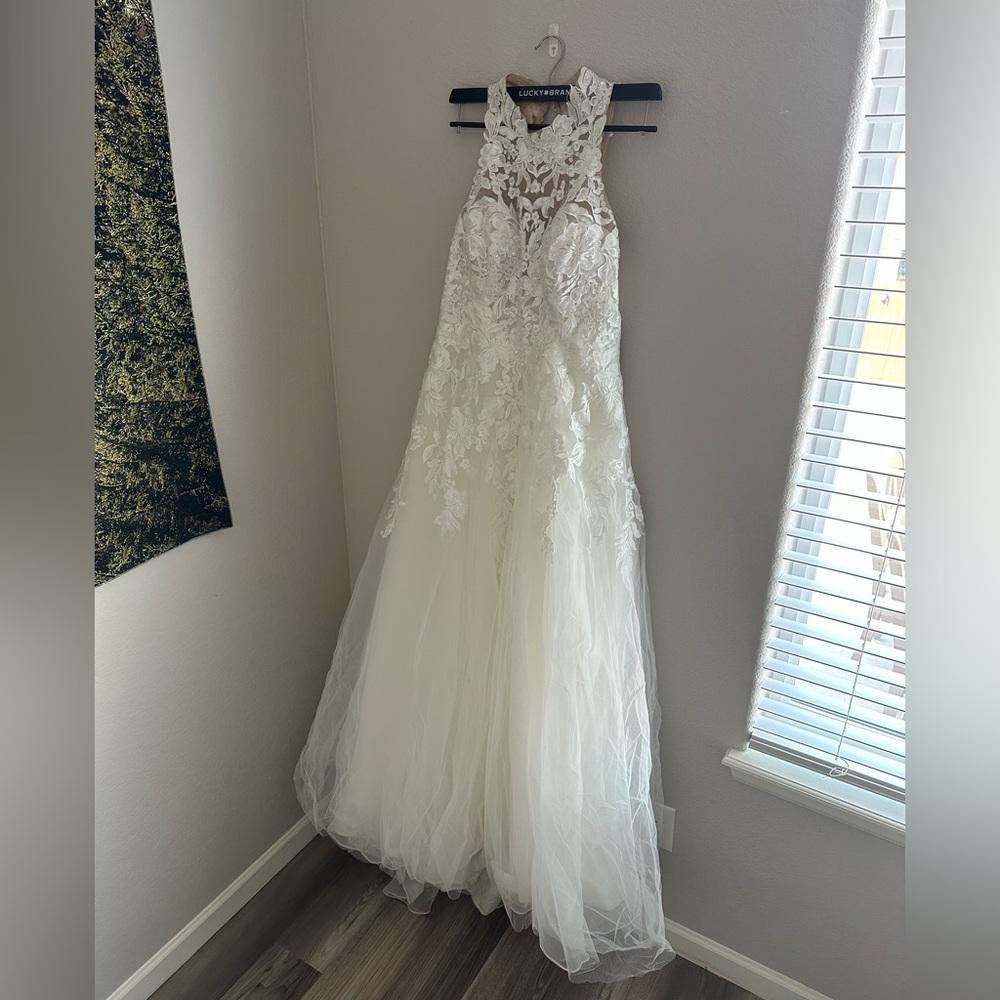 Halter top Wedding Dress, and yes it has pockets!!